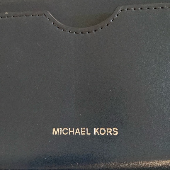Michael Kors zip Wallet - Picture 4 of 6